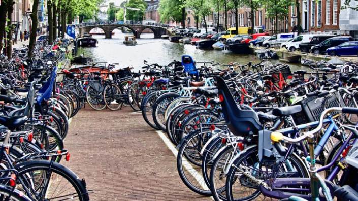 Холандия: по-високи заплати за колоездачите в офиса